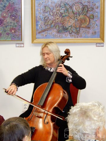 Fellobant az első gyertya lángja 27